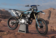 Load image into Gallery viewer, CHASE